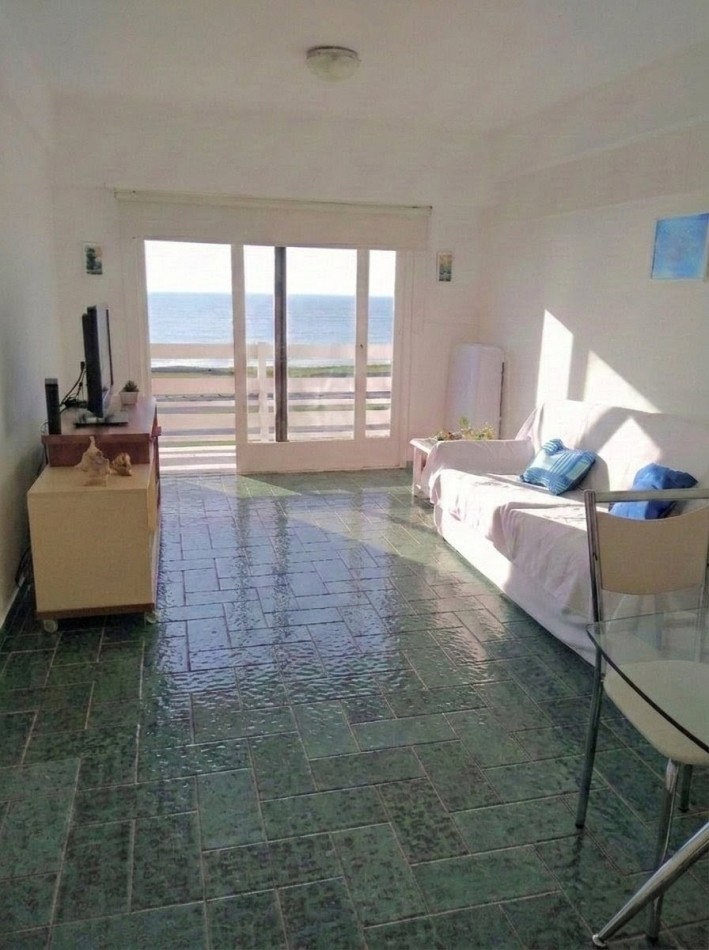 Departamento de 2 ambientes frente al mar con cochera