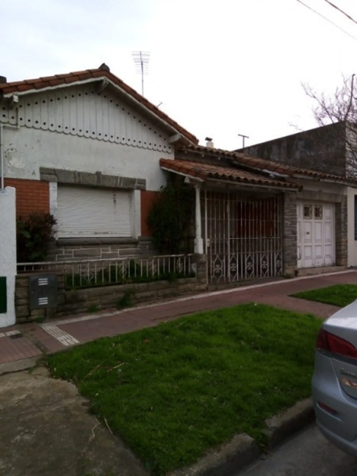 Oportunidad  - Chalet en San Carlos de ambientes 
