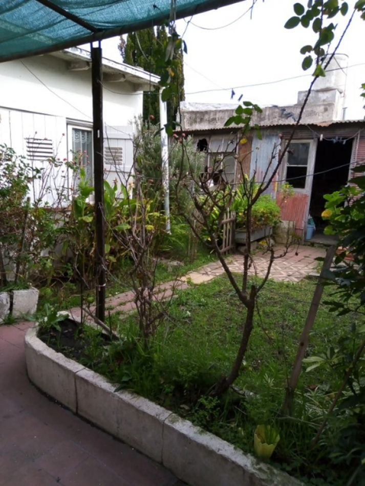 Oportunidad  - Chalet en San Carlos de ambientes 