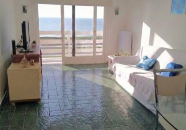 Departamento de 2 ambientes frente al mar con cochera